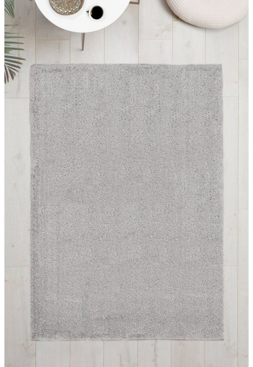 Stylish shaggy rug in light silver tone for modern homes.