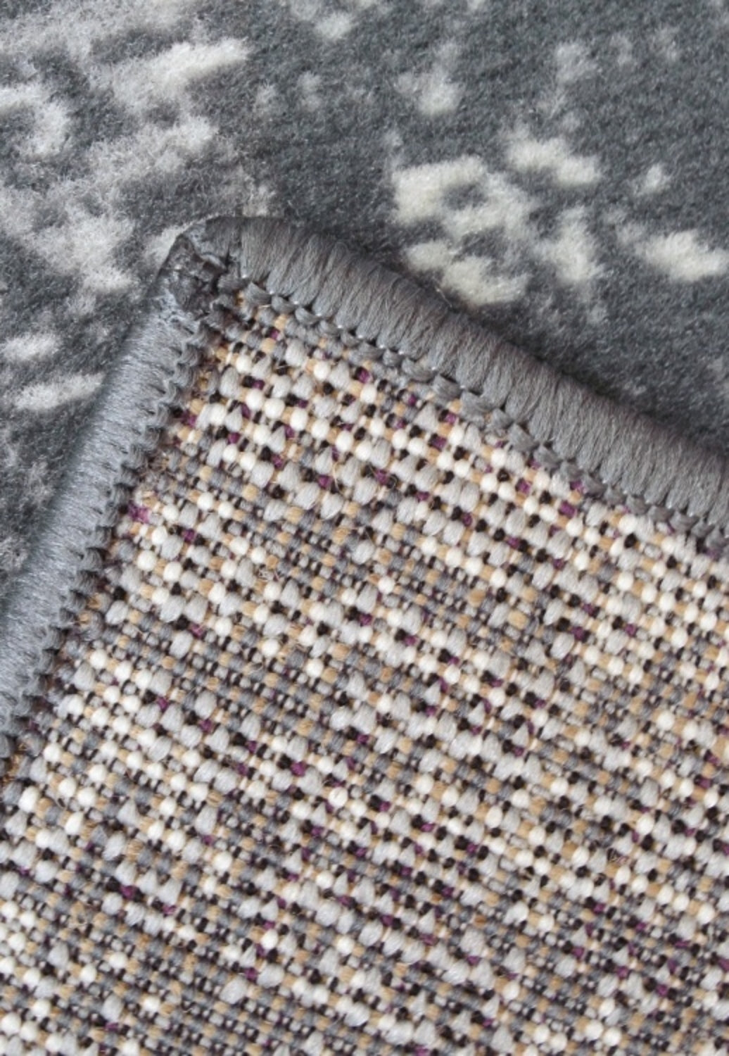 Round traditional rug with easy clean and hardwearing fibres.