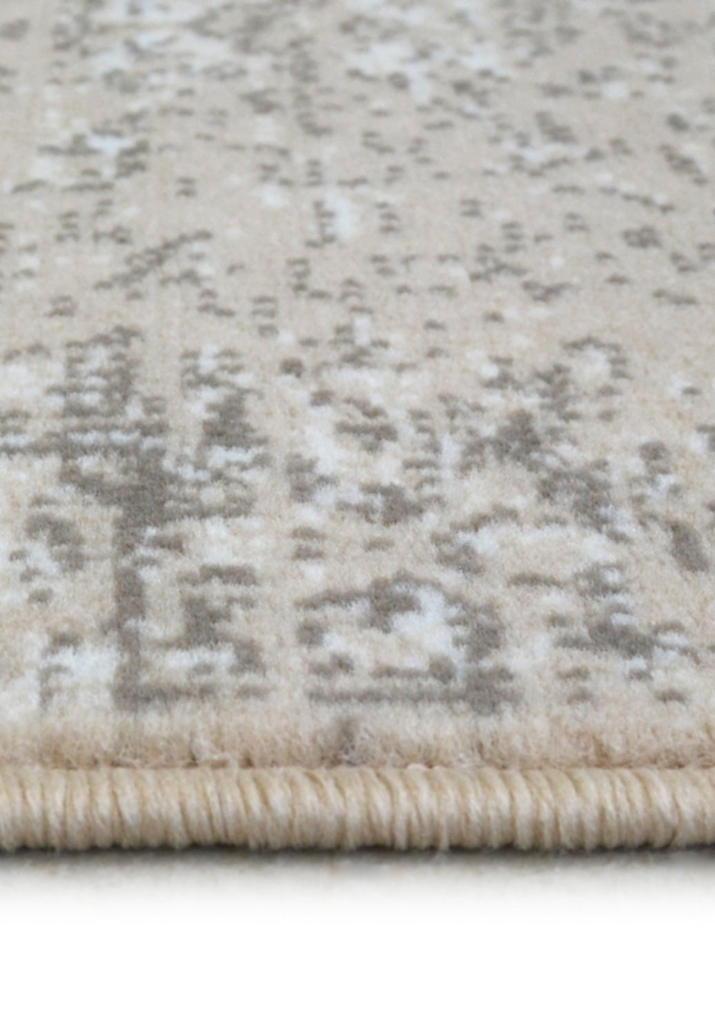 Traditional style rug with easy clean and hardwearing fibres.