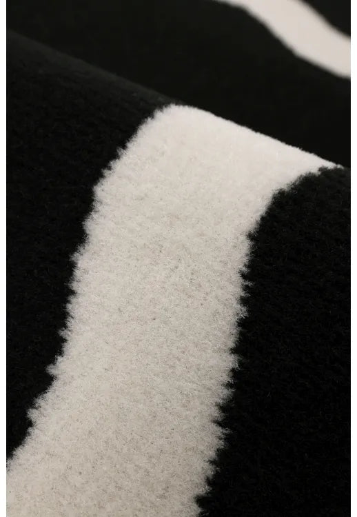 Minimalist rug with elegant scallop design.