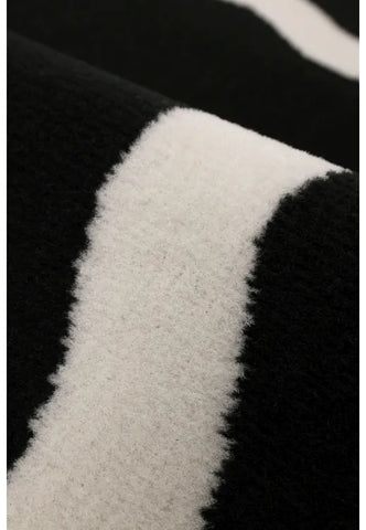 Minimalist rug with elegant scallop design.