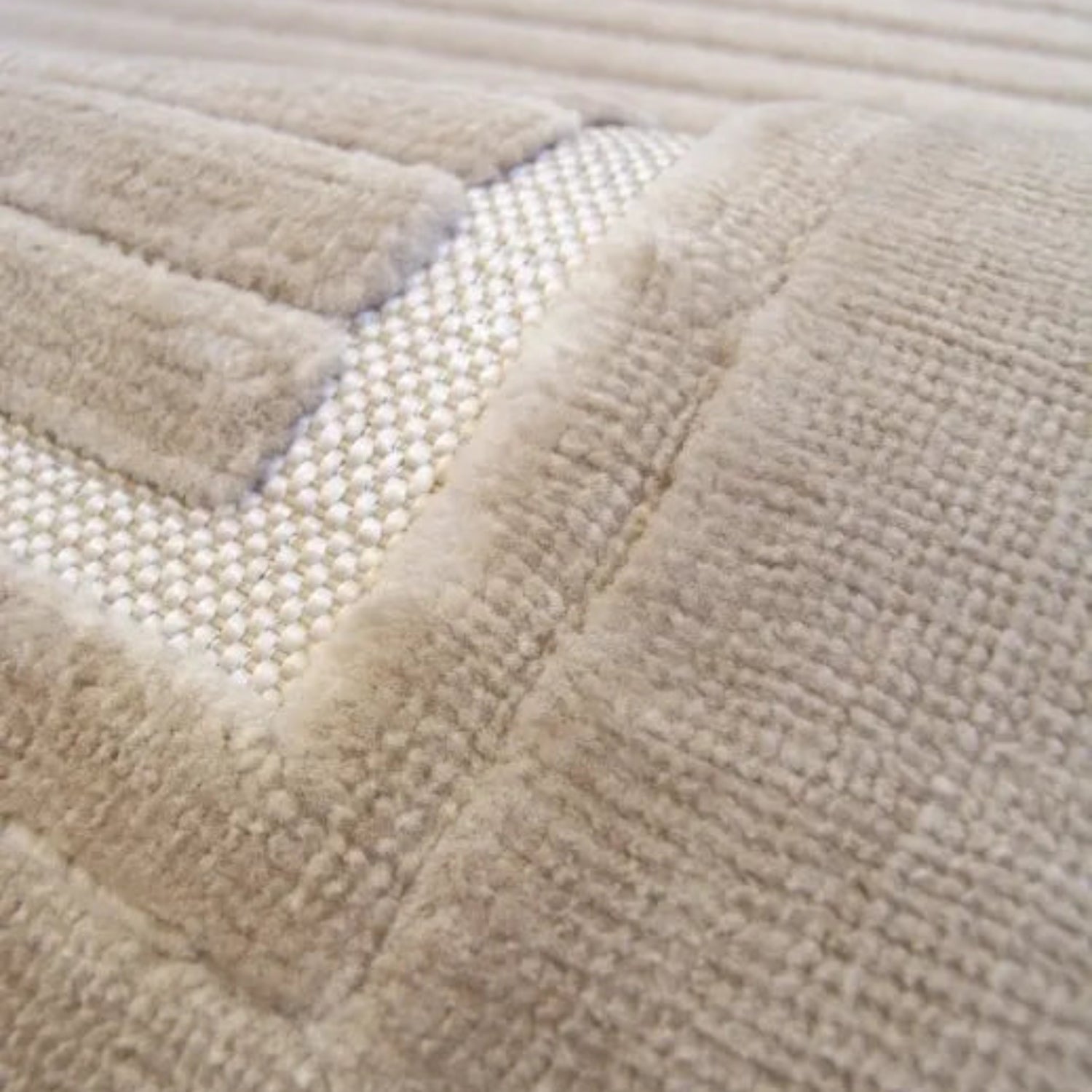 Hardwearing rug suitable for high traffic areas.