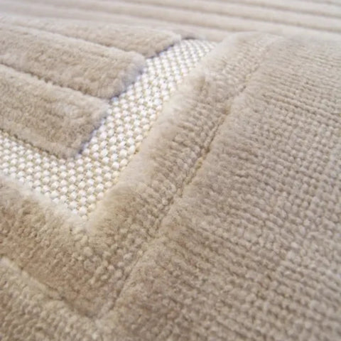 Hardwearing rug suitable for high traffic areas.