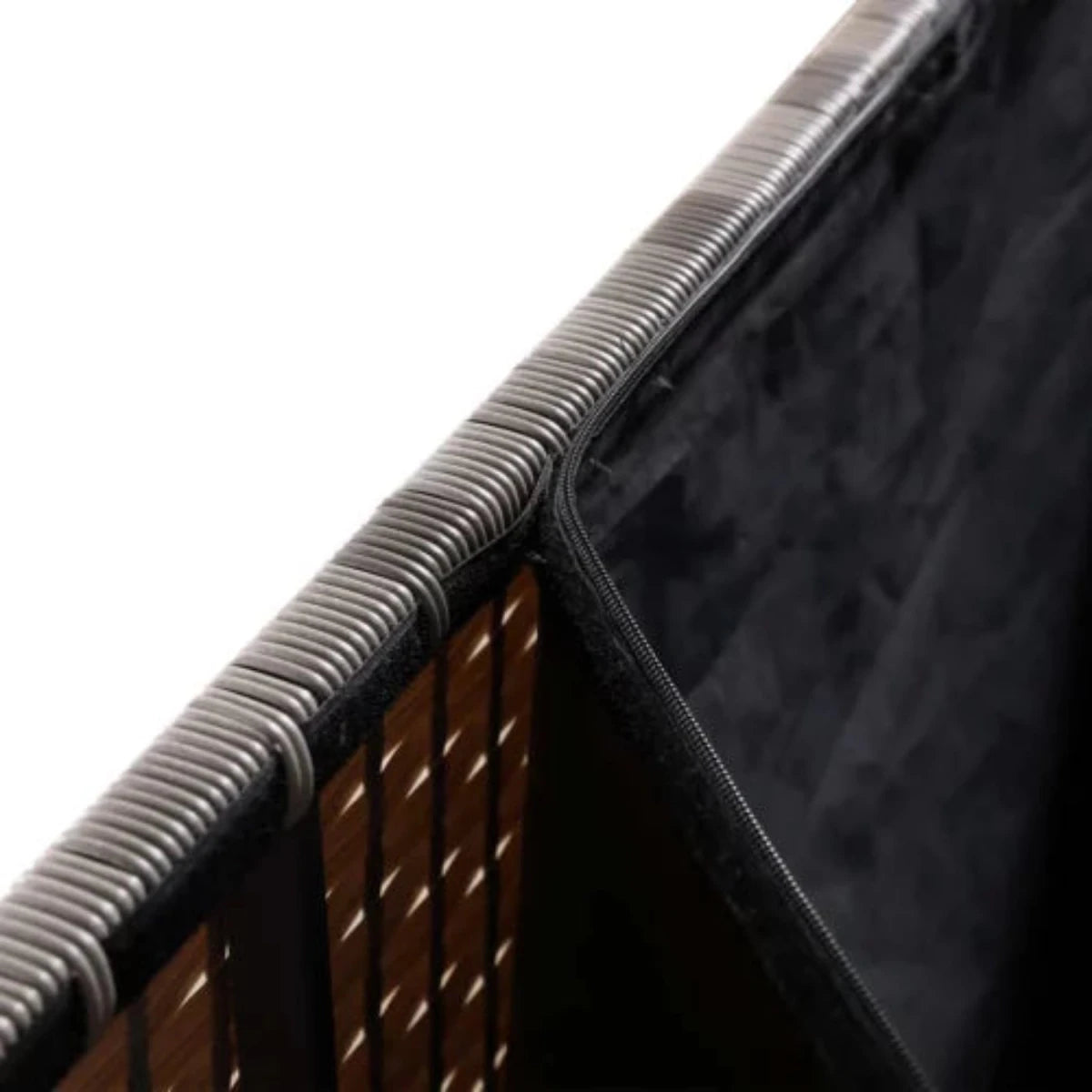 Practical lid design for safe and effortless use.
