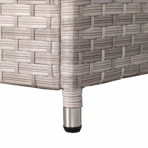 Solid base feet designed for long-lasting outdoor use.