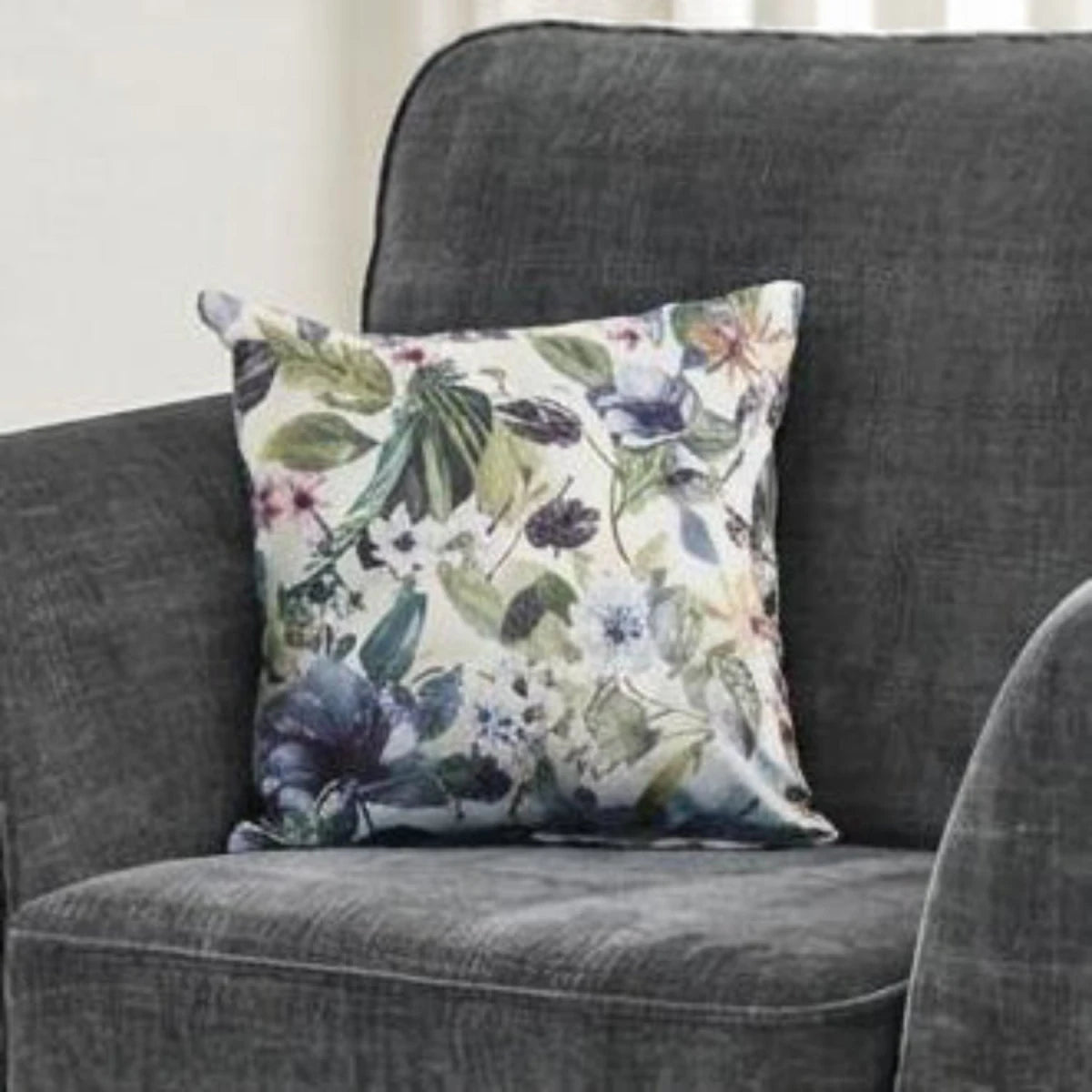 Decorative cushion with velvet texture and vintage style.