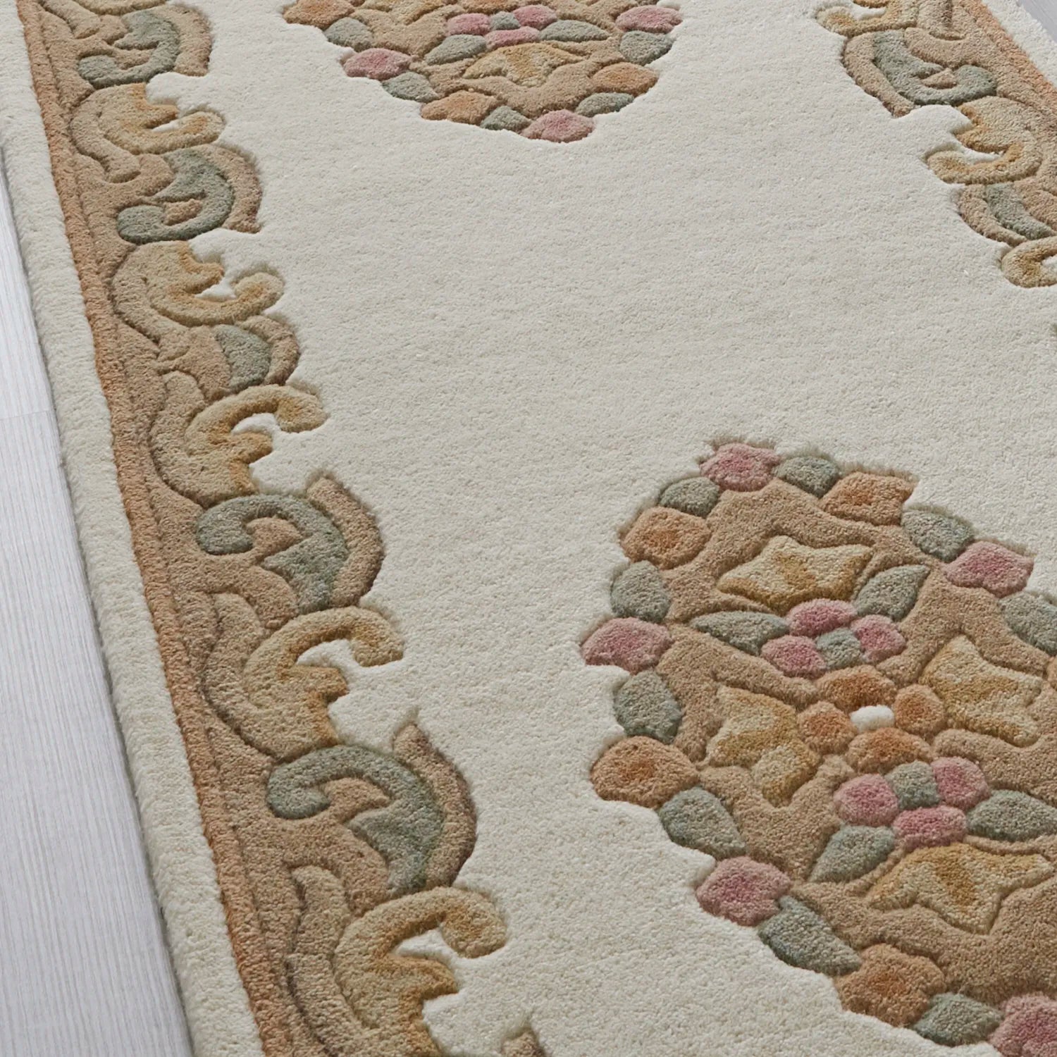 Royal Cream & Beige Traditional Hand Tufted Wool Runner Rug - Pendle Village Furniture