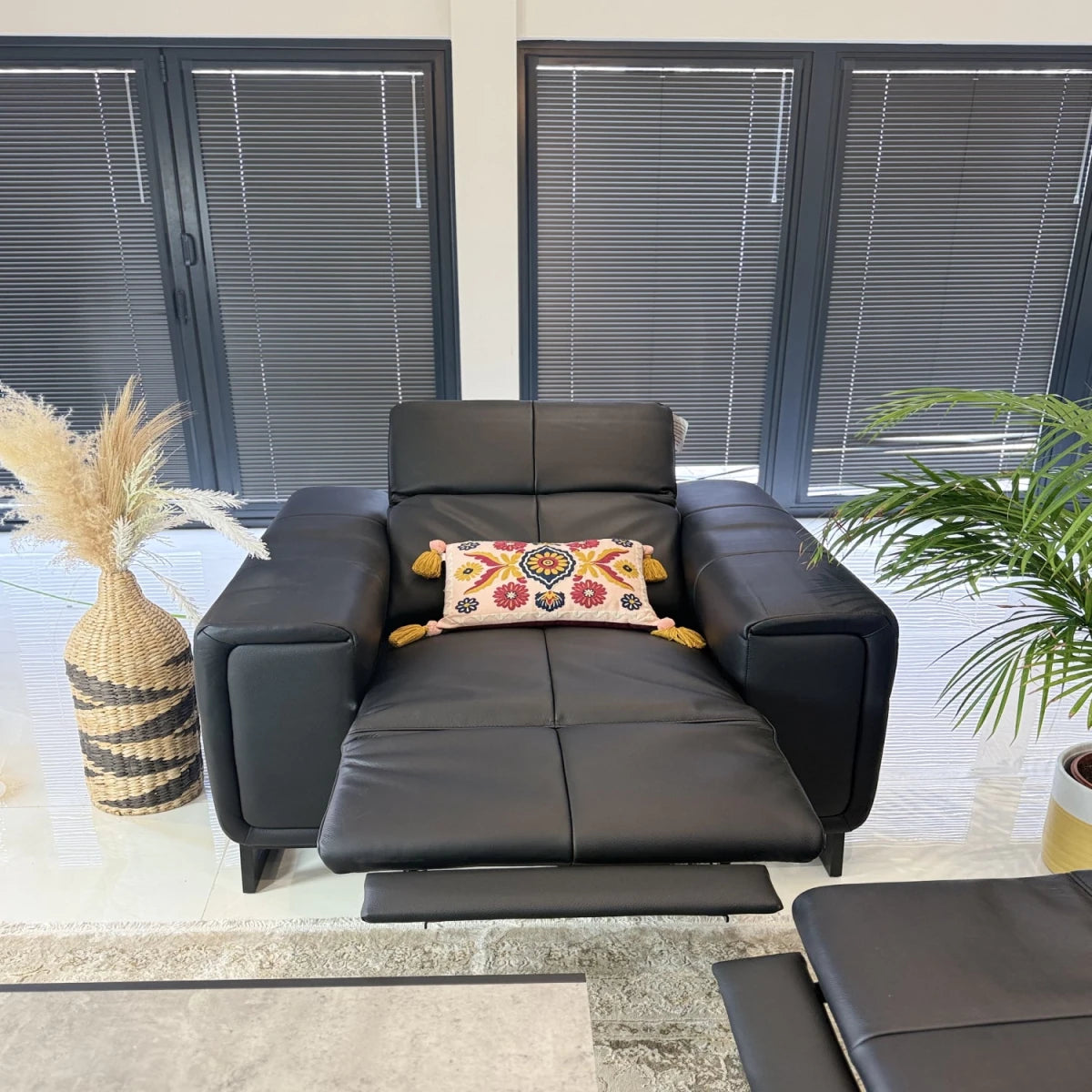 Stylish leather-look design combining elegance with functionality.