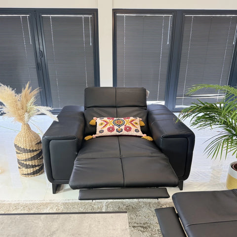 Stylish leather-look design combining elegance with functionality.